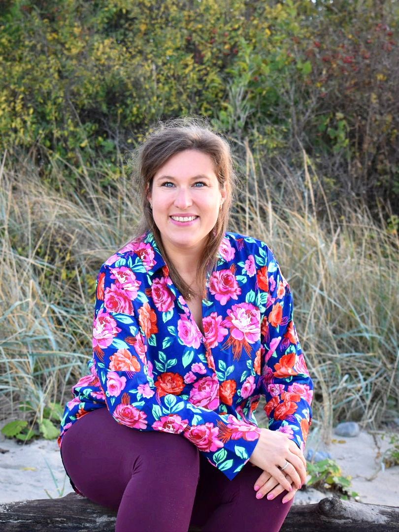 Ariane Hausner sitzt am Strand in Boltenhagen